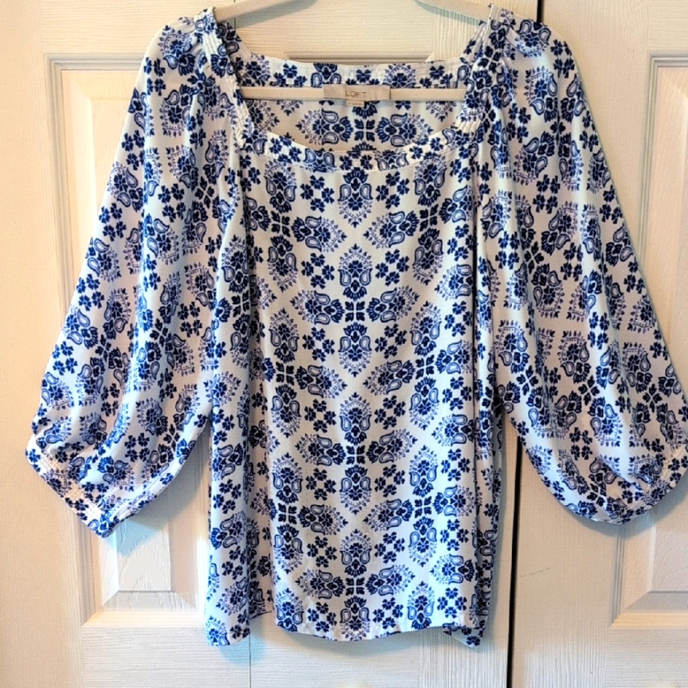 🪻Beautiful AT LOFT Blue and White Print Blouse - M 🪻